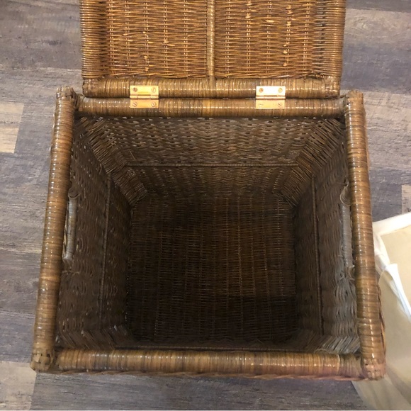 Vintage Medium Brown Wicker Basket with hinged lid. Storage Hamper Garbage Bin - Picture 10 of 15